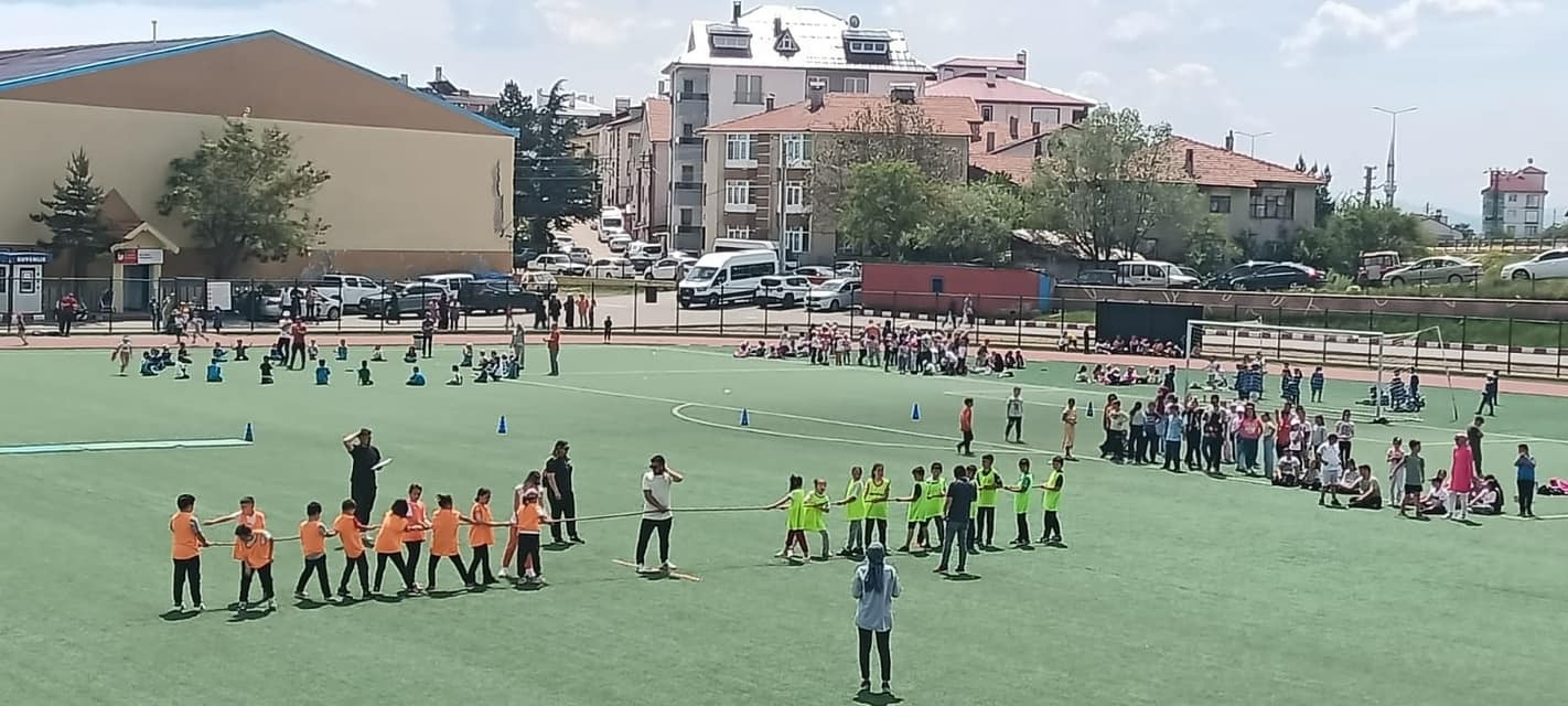 Gerede’de Çocuk Şenliği Kaymakam İpin Ucunu Tuttu