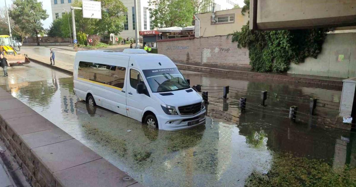 ankarayi saganak vurdu cankayada araclar bile mahsur kaldi h34QuVyt.jpg