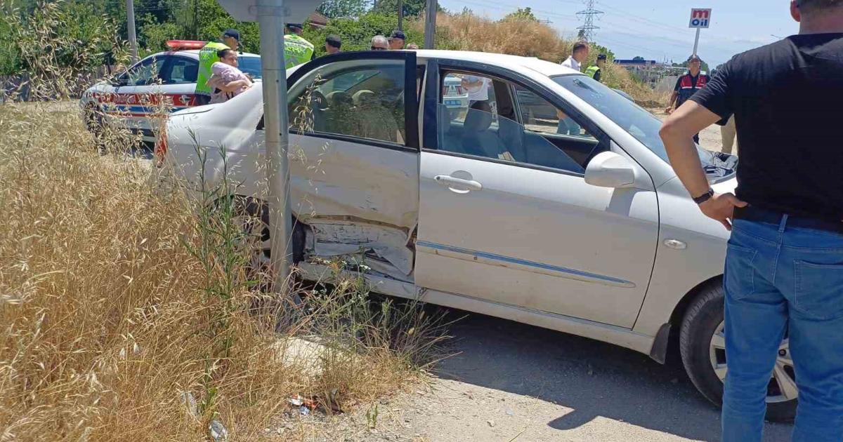 duzce akcakoca yolunda kaza 4 kisi yaralandi yIPODQ2m.jpg