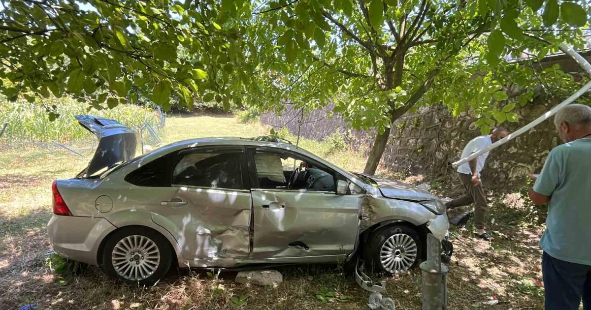 kocaeli izmitte otomobil 3 metre yukseklikten bahceye uctu KQCnzHuG.jpg