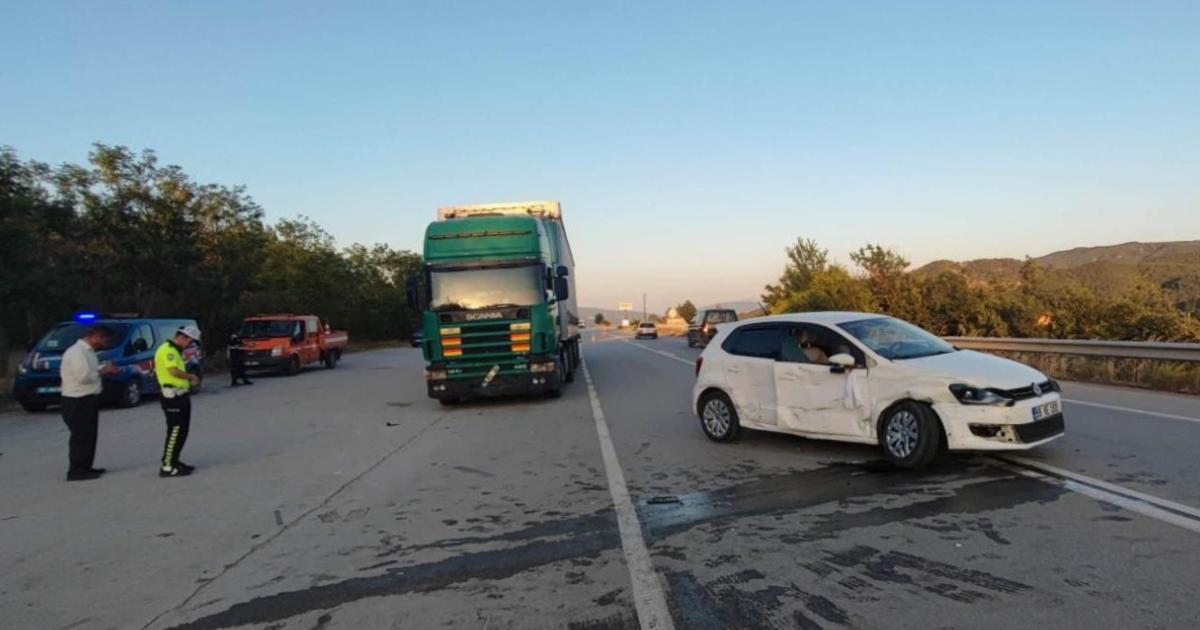 sinop boyabatta tir ile otomobil carpisti dort kisi yaralandi vaeK6PEv.jpg