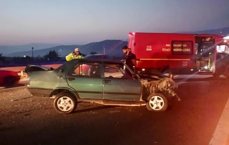 Bolu'da Bariyerlere Çarpan Otomobil Hurdaya Döndü