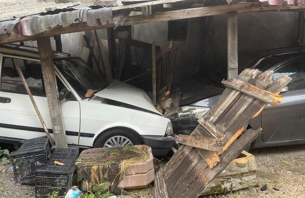 Bolu'da Gaz Pedalı Takılınca Garaj Kapısını Kırdı Geçti! 1