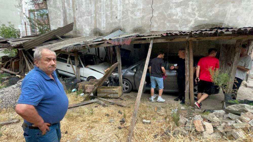 Boluda Gaz Pedali Takilinca Garaj Kapisini Kirdi Gecti 2