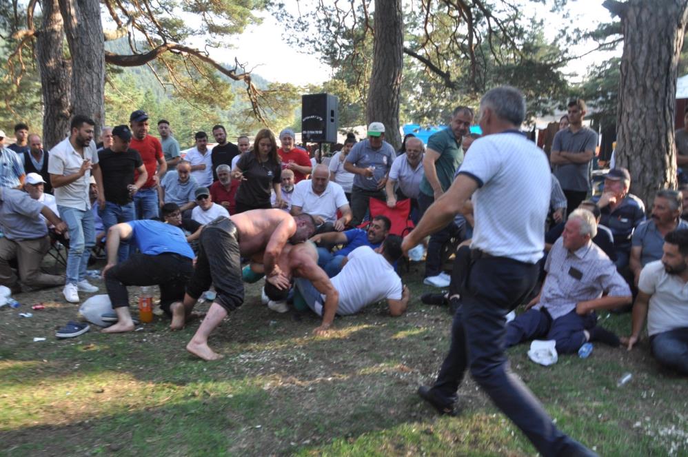 Bolu'da Pehlivanın İş Kazası Rakibi Yerine Vatandaşı Yere Serdi 1