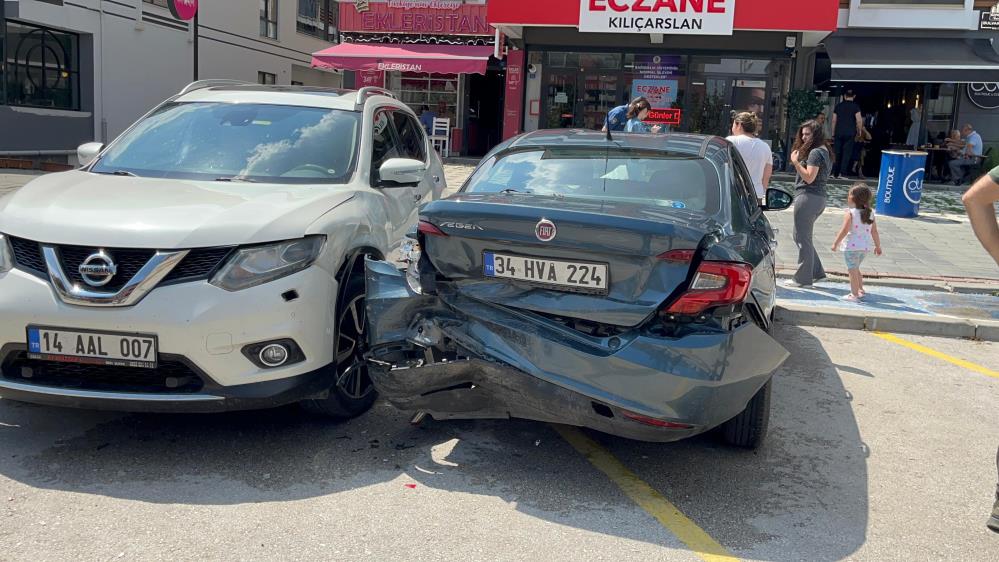 Boluda Yagisli Havada Park Halindeki 4 Araca Carpti