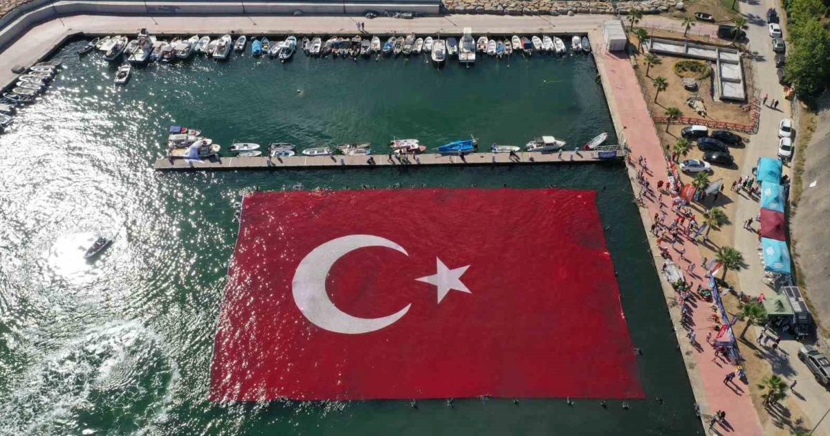 kocaelide deniz yuzeyinde dev turk bayragi acildi ne8QjF2K.jpg