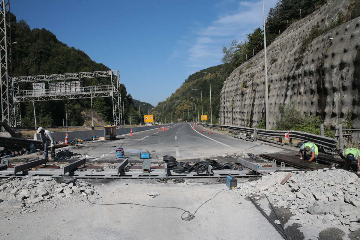 AA 20240827 35491775 35491762 BOLU DAGI TUNELINDE HEYELAN RISKINI ORTADAN KALDIRACAK CALISMALAR SURUYOR 1