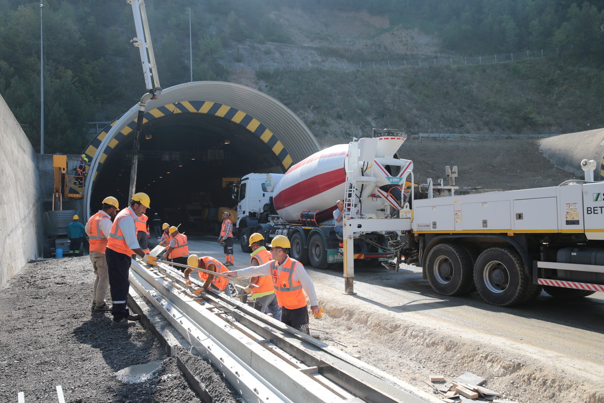 AA 20240827 35491775 35491766 BOLU DAGI TUNELINDE HEYELAN RISKINI ORTADAN KALDIRACAK CALISMALAR SURUYOR 1