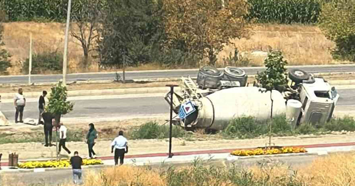 Ankara Çankırı Bulvarında Trafik Kazası: Beton Mikseri Devrildi