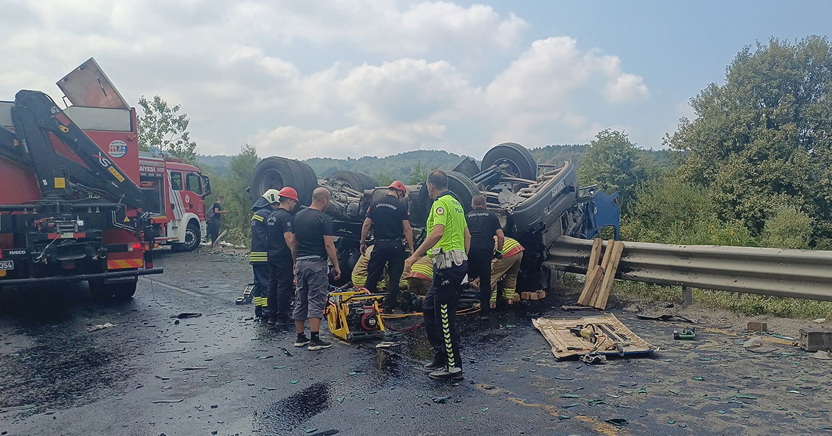 Bolu Dağı'nda Çok Feci Kaza Otomobil Kağıt Gibi Ezildi 2