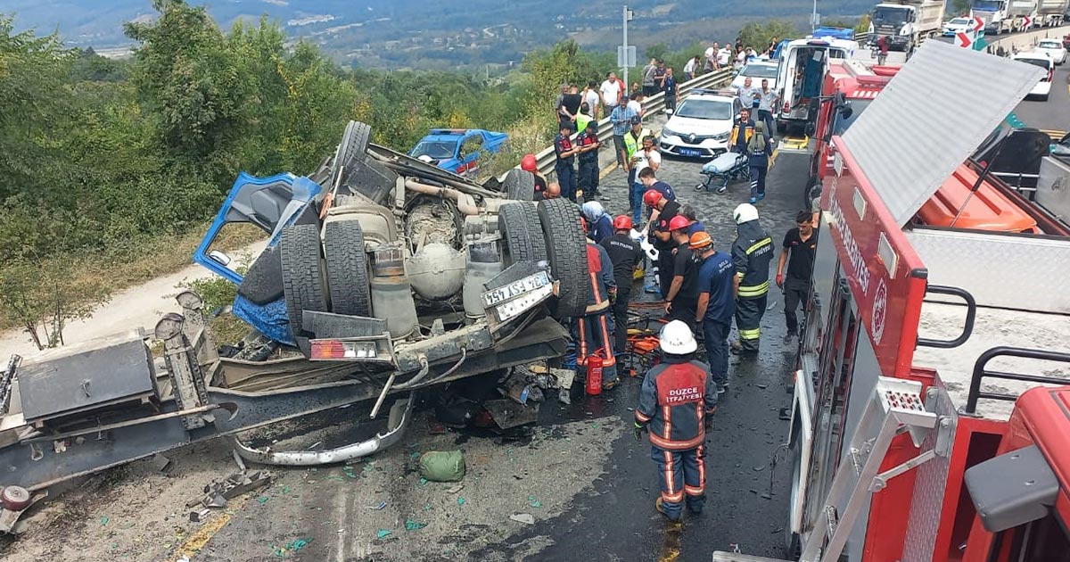 Bolu Dağı'nda Çok Feci Kaza Otomobil Kağıt Gibi Ezildi 3