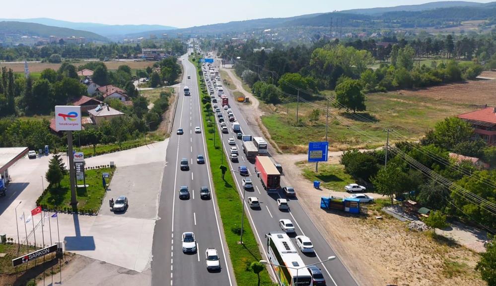 Bolu geçişinde, TEM Otoyolu'nun Bolu Dağı Tüneli'nde yapılan çalışmalar nedeniyle sürücüler D 100 kara yoluna yönlendirildi.