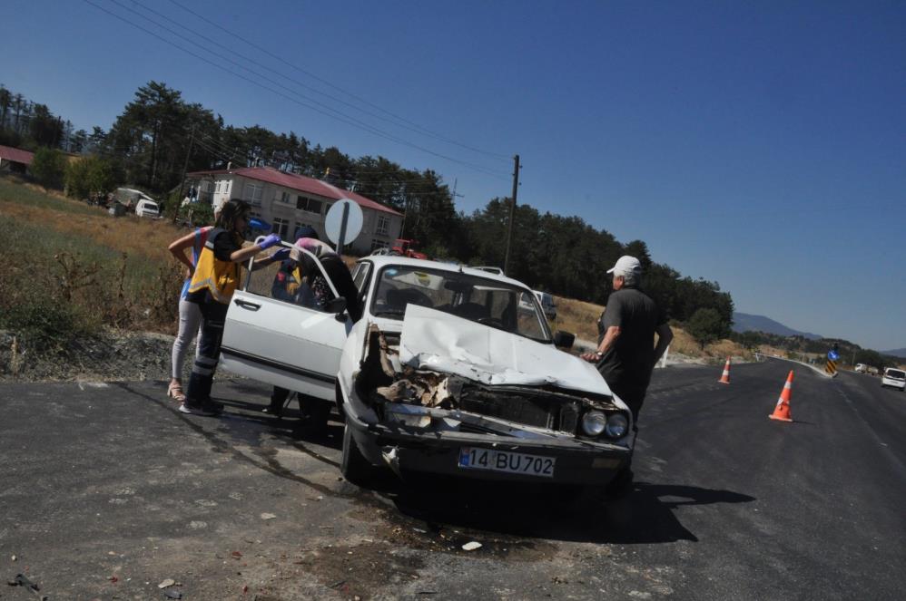 Bolu’da Otomobil Süt Taşıma Aracına Çarptı