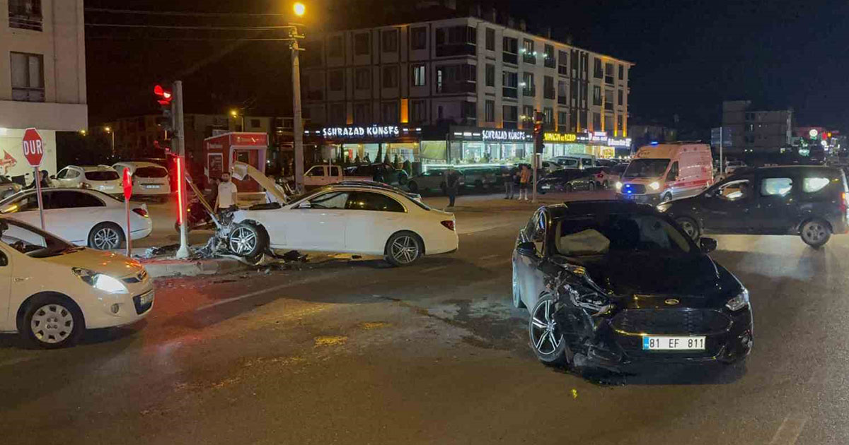 Duzcede Kavsak Kazasi Dort Kisi Yaralandi