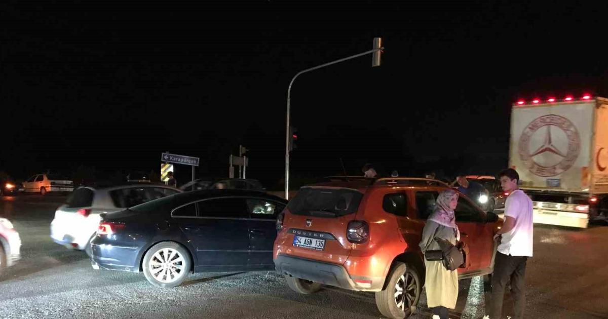 sakarya akyazida trafik kazasi 2 kisi yaralandi rKIT2ary.jpg