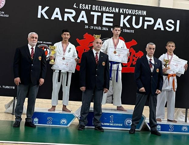 Bolu Karate sporcuları, 4. Uluslararası Esat Delihasan Karate Turnuvası'ndan büyük bir başarıyla döndü.