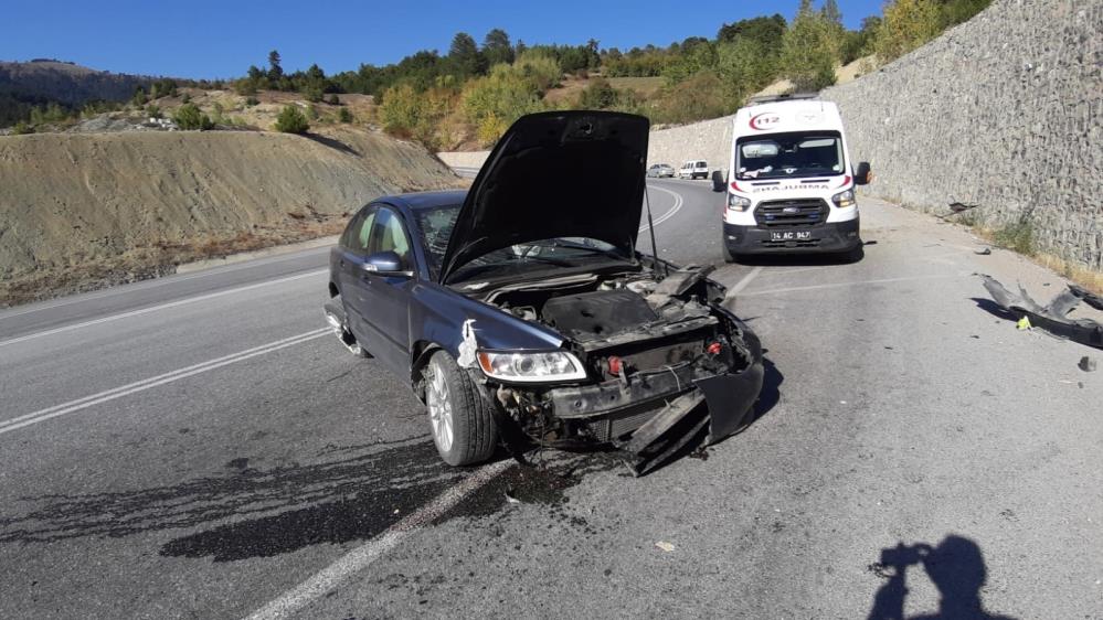 Bolu'da Duvara Çarpan Otomobil Hurdaya Döndü