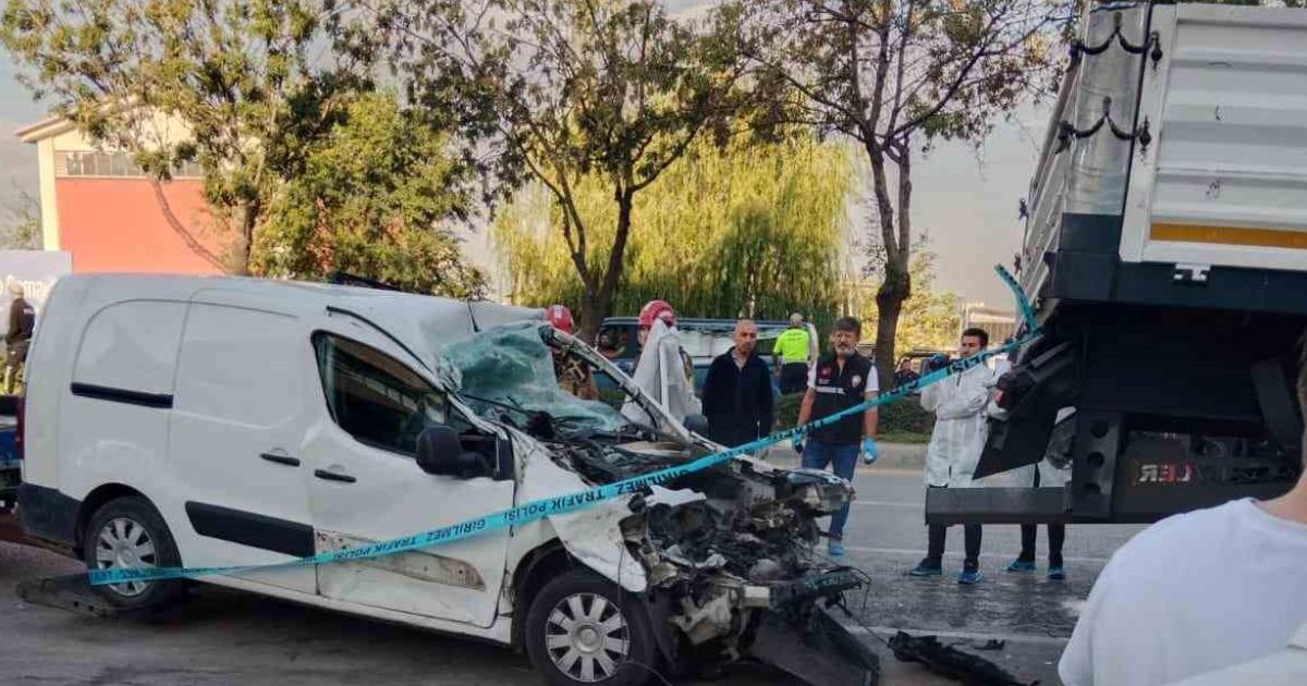 ankara yenimahallede olumlu trafik kazasi tira arkadan carpti uca9u6iu.jpg