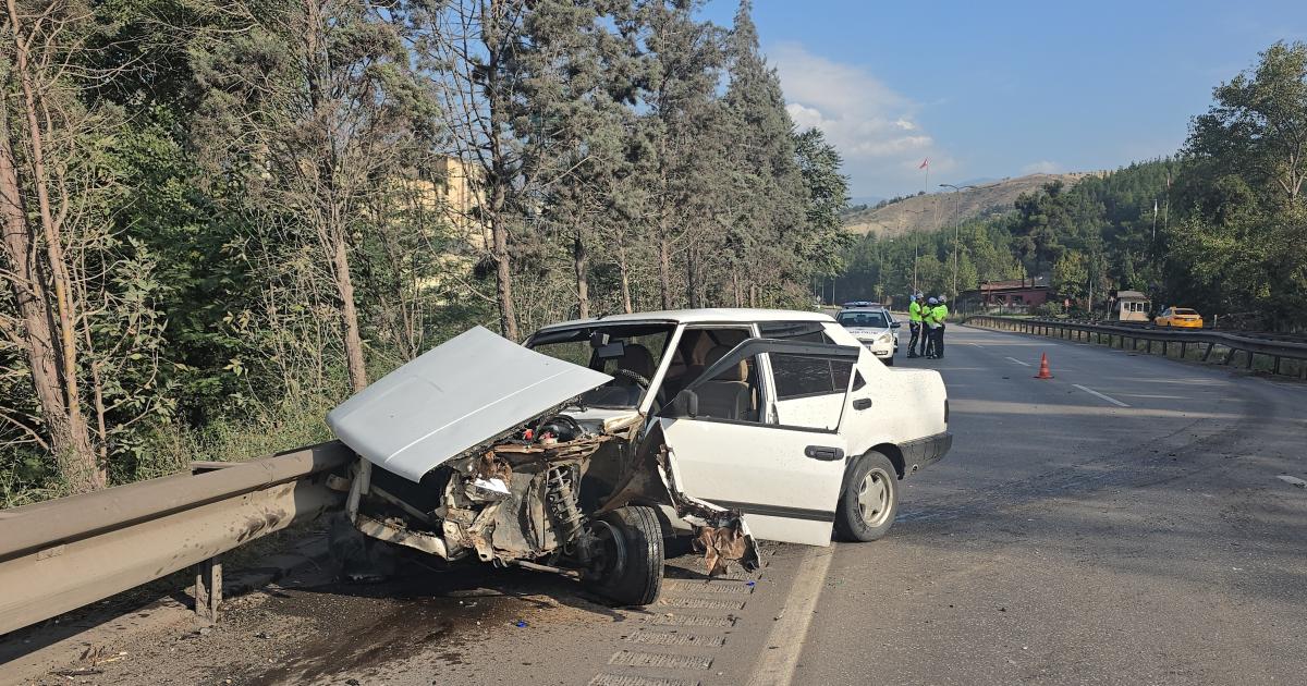 karabukte otomobil bariyere carpti 1 kisi yarali p7P2EZfd.jpg