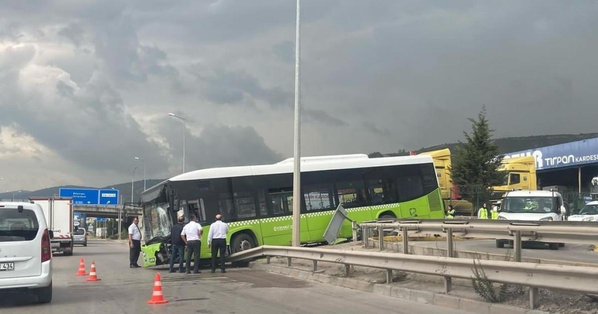 kocaelide bir belediye otobusu bariyerlere daldi tk23cnhu.jpg