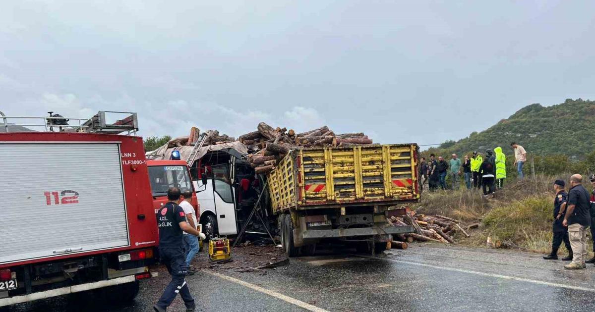 zonguldak karabuk yolunda otobus ile kamyon carpisti 2 kisi oldu 21 kisi yarali cOUCv9tL.jpg