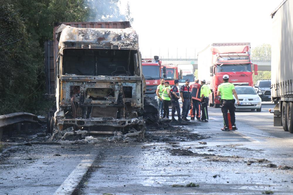 Alev Alev Yanan Tırda Yaralanan Sürücü Hayatını Kaybetti