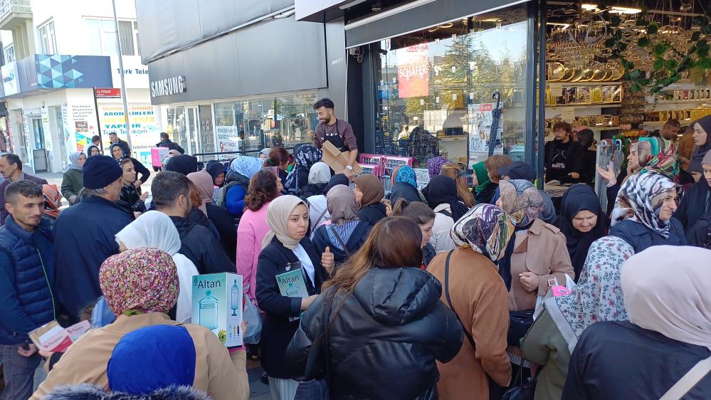 İndirim Çılgınlığı Mağaza Önünde İzdiham!