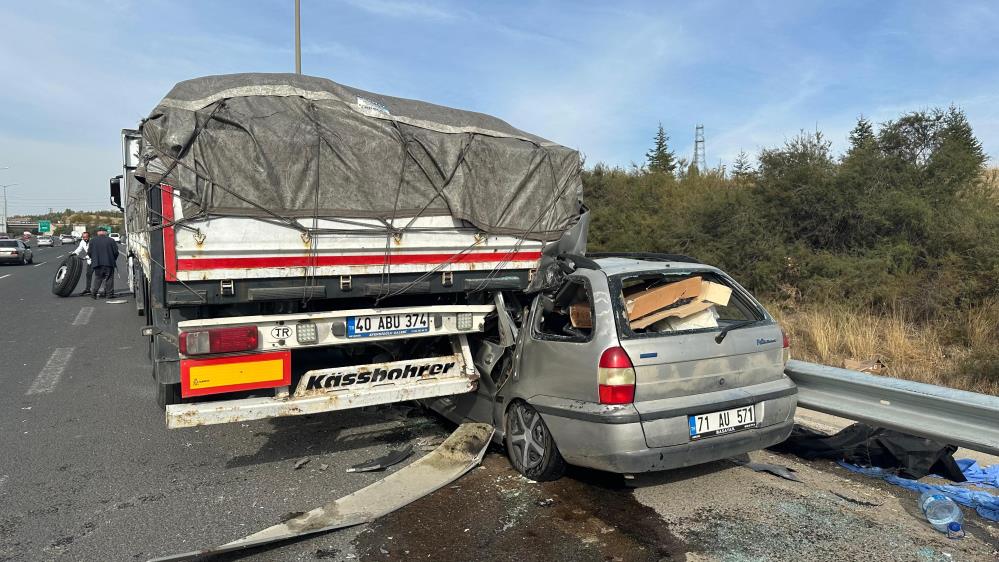 Park Halindeki Tıra Saplandı Feci Kazada 2 Ölü, 3 Yaralı!