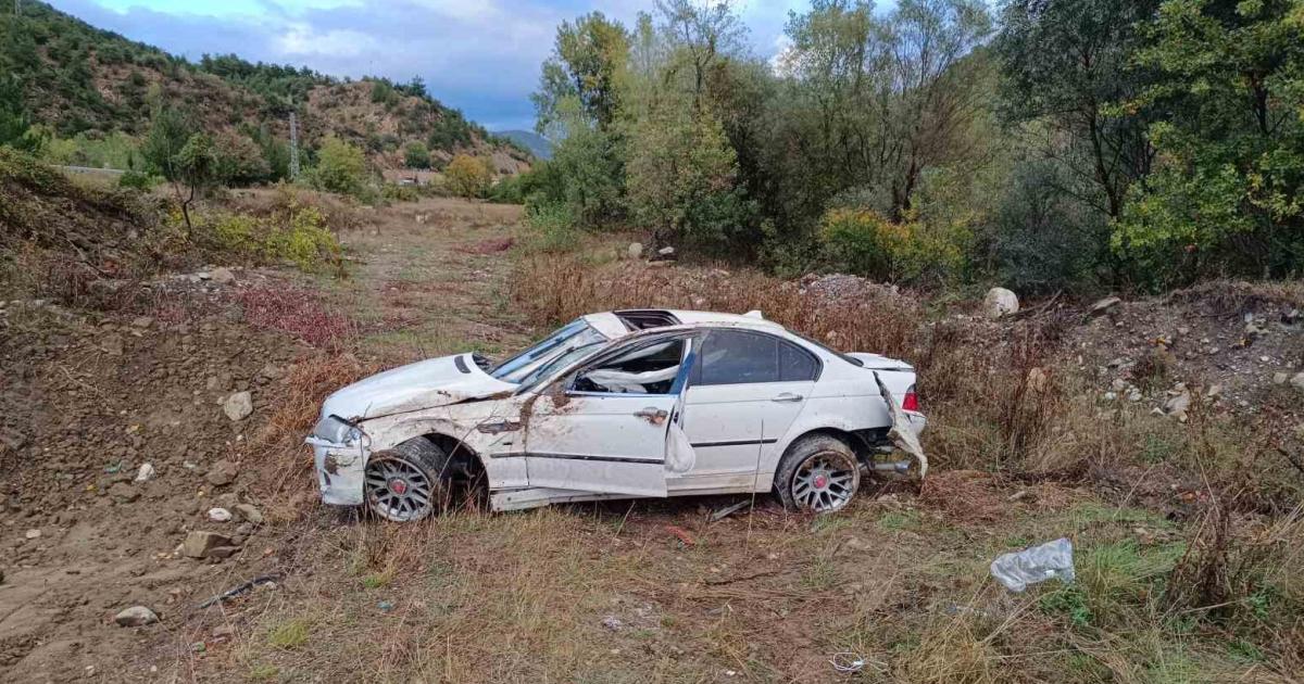 karabuk ankara yolunda otomobil sarampole yuvarlandi 2 kisi yaralandi IiW7mvJ9.jpg