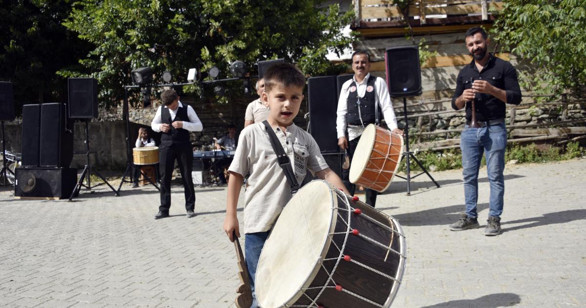 kastamonuda 6 yasindaki metin davuluyla dugunlere renk katiyor R3bzumzE.jpg