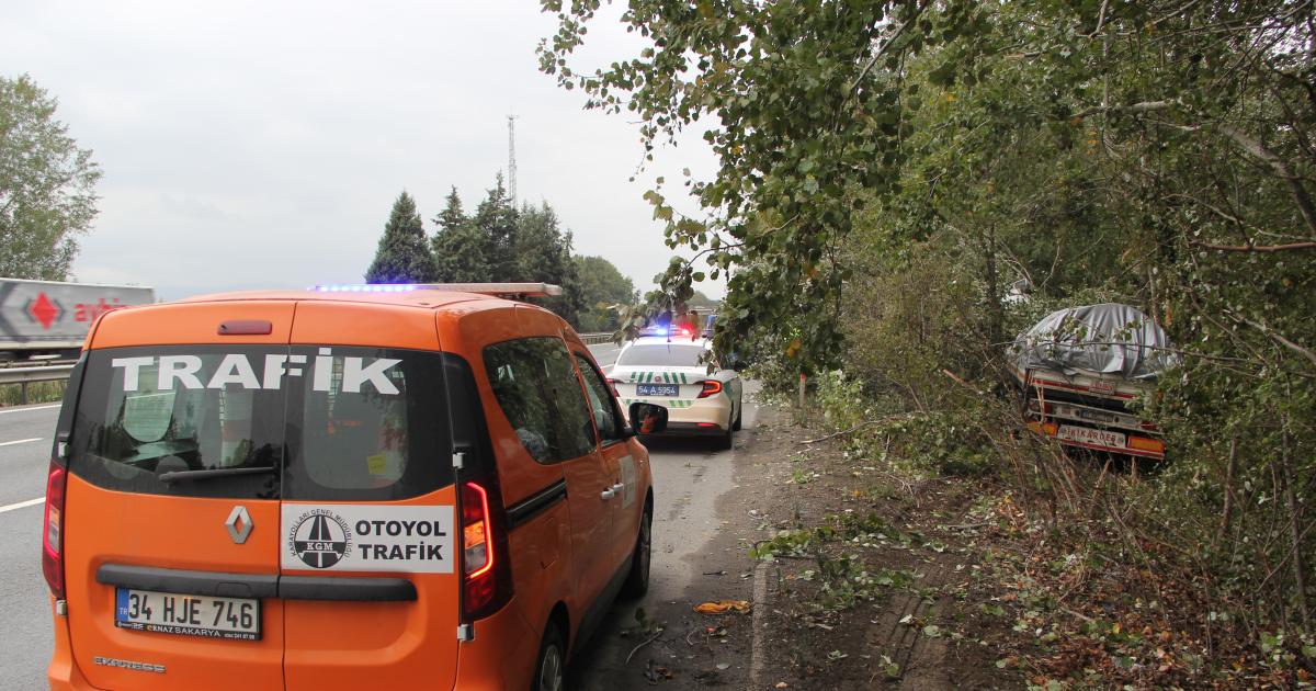 sakarya hendekte tir kazasi 1 kisi yaralandi NIMTZr4Y.jpg