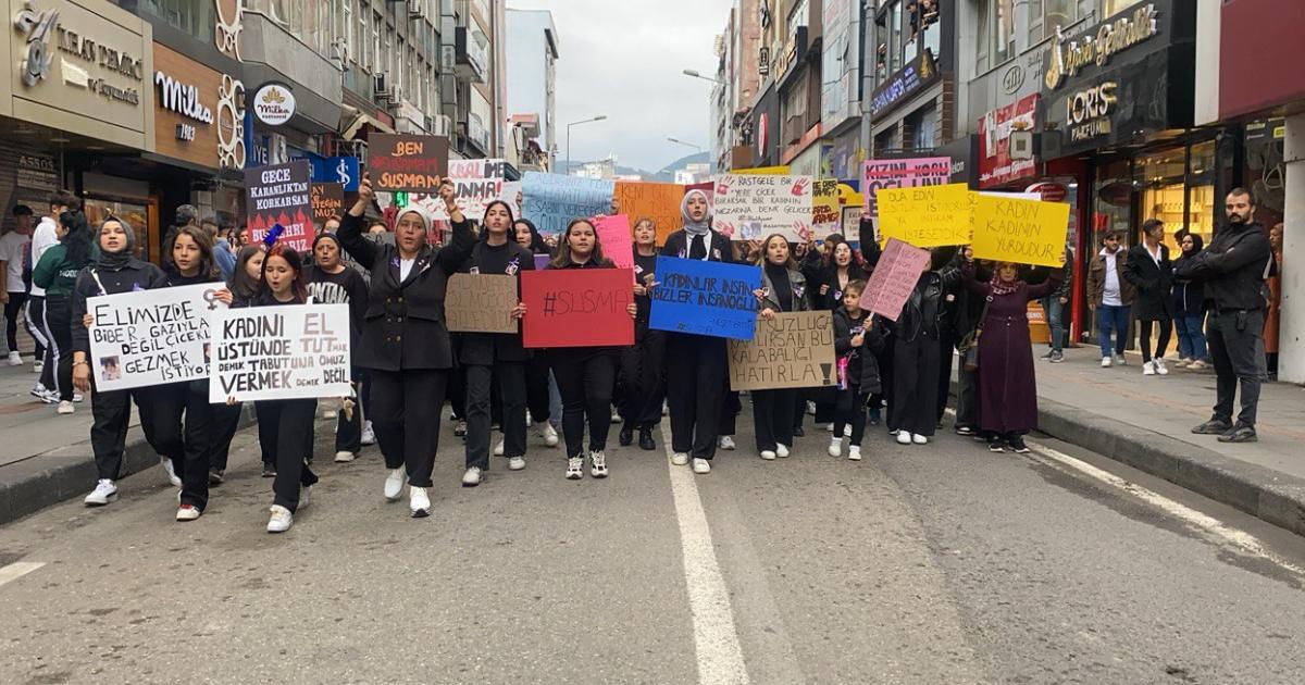 zonguldakta kadina yonelik siddet protestosu vatandaslar madenci anitinda toplandi bIXIAtDg.jpg