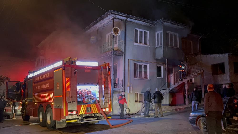 Bolu'da 3 katlı bir evde çıkan yangın, büyük hasara yol açtı. İtfaiyenin müdahalesiyle söndürülen yangın sonrası ev kullanılamaz hale geldi.