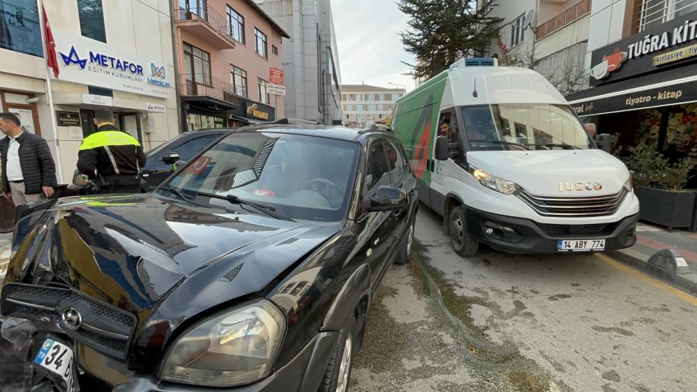 Bolu'da, sürücüsünün rahatsızlanması sonucu kontrolden çıkan bir cip, kafenin masalarına çarparak ardından park halindeki birkaç araca daha çarptı.