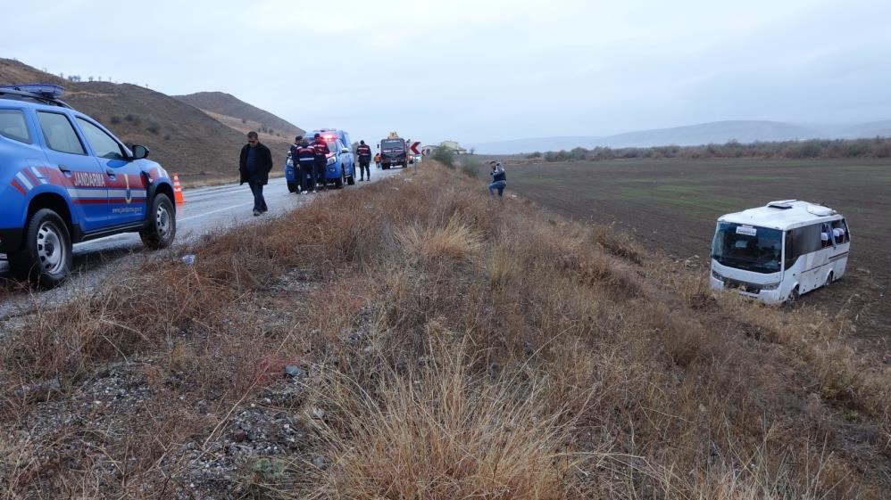 Çankırı'da midibüs şarampole devrildi 2