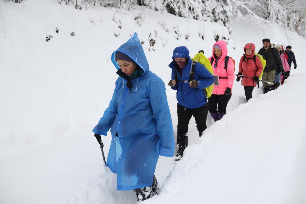 Doğaseverler 70 santimetre karda 9 kilometre yürüdü 1