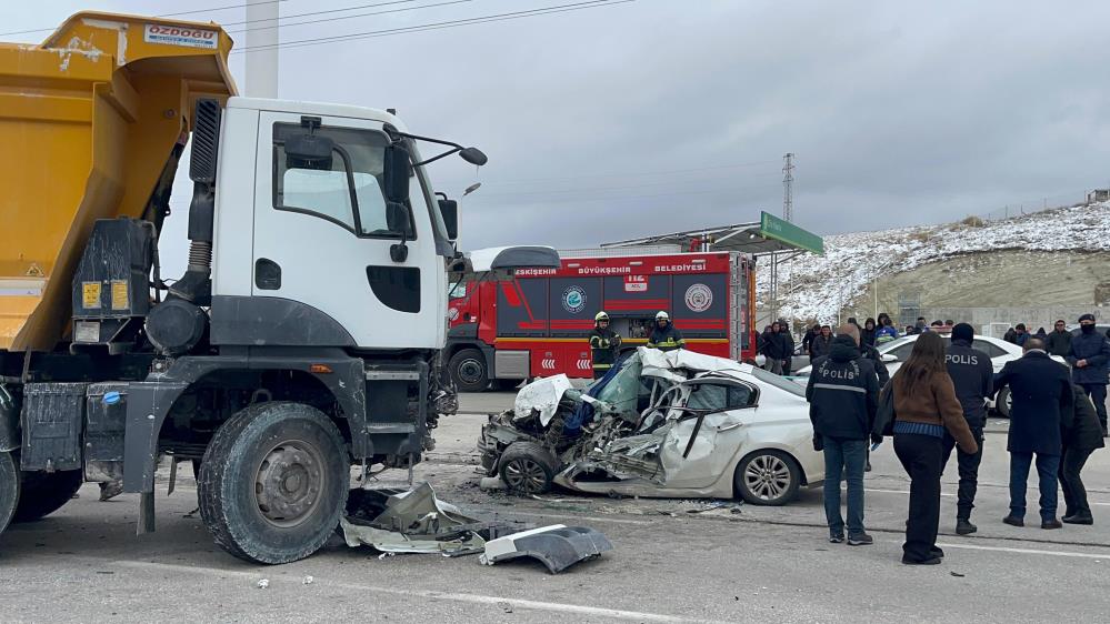 Eskişehir'de kamyonla otomobil kafa kafaya çarpıştı