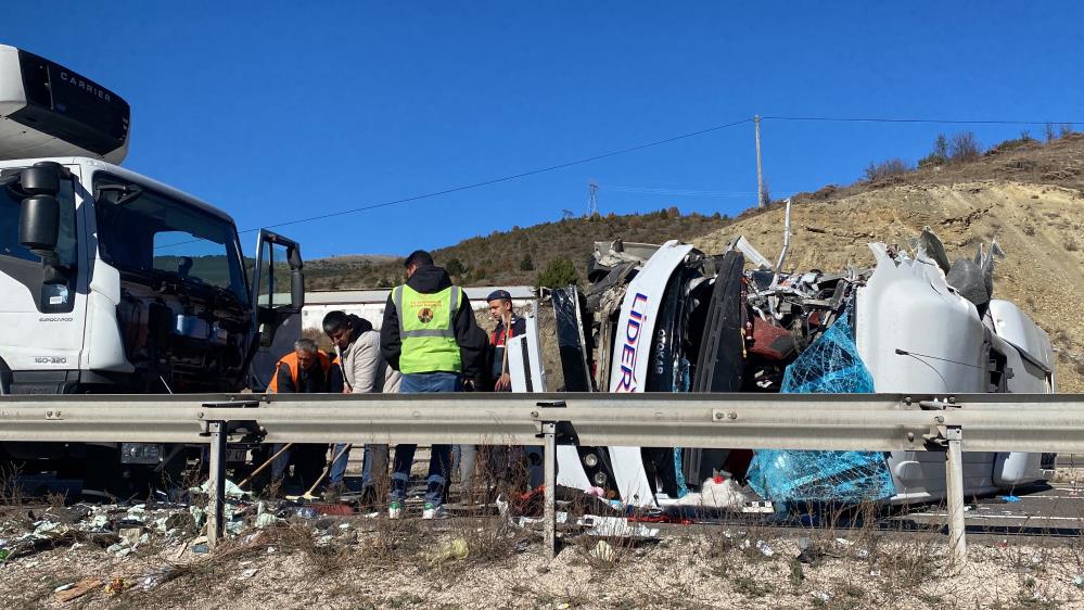 Gerede yolunda midibüs, kamyon ve hafif ticari aracın çarpıştığı kazada 14 kişi yaralandı. 1