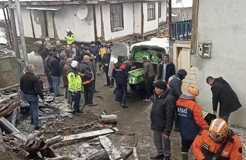 Küle dönen evdeki baba ve engelli oğlunun cansız bedenlerine ulaşıldı 1