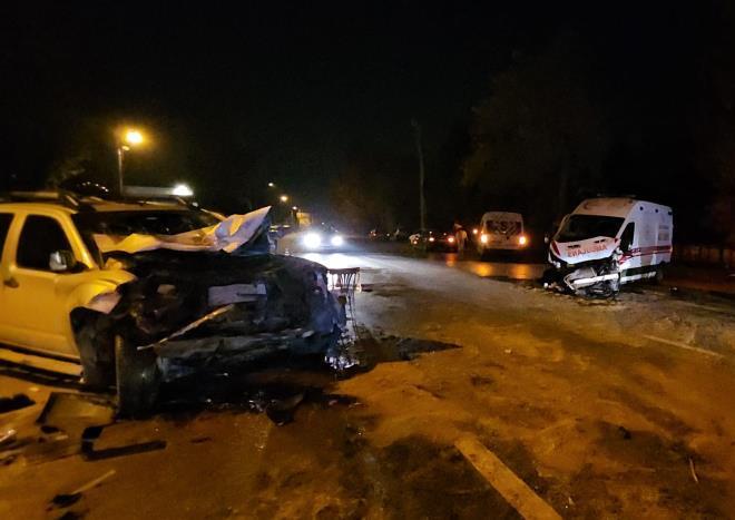 Sakarya'da ambulans ve üç aracın karıştığı zincirleme kaza kamerada 2