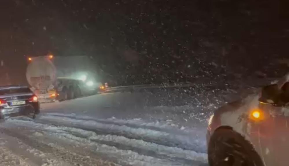 TEM Bolu mevkiinde kar yağışı nedeniyle trafik durdu 2