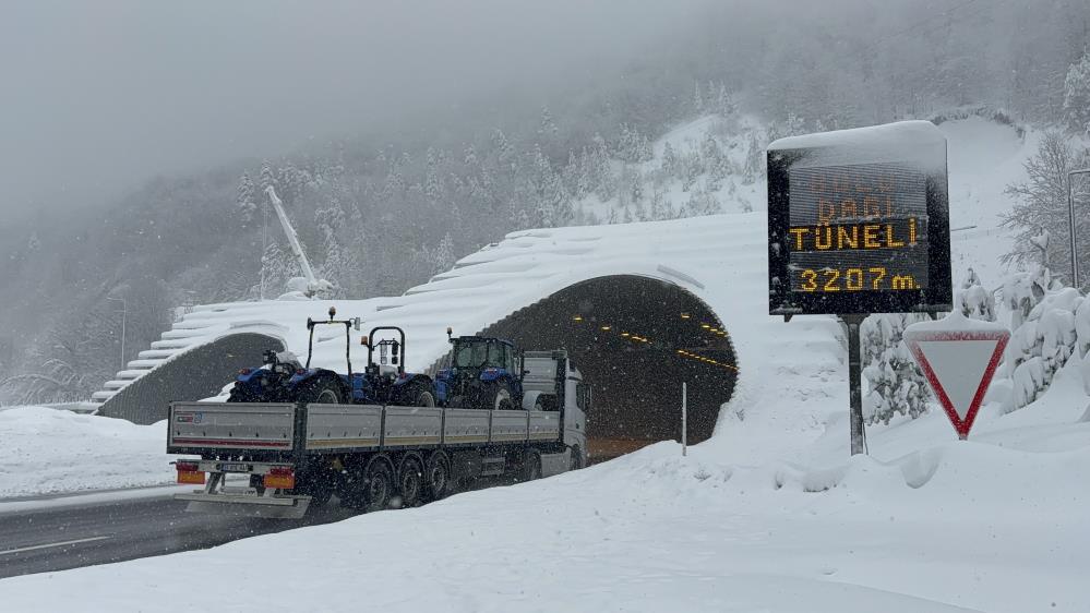 TEM'in Bolu Dağı Tüneli geçişinde kar yağışı etkili oluyor