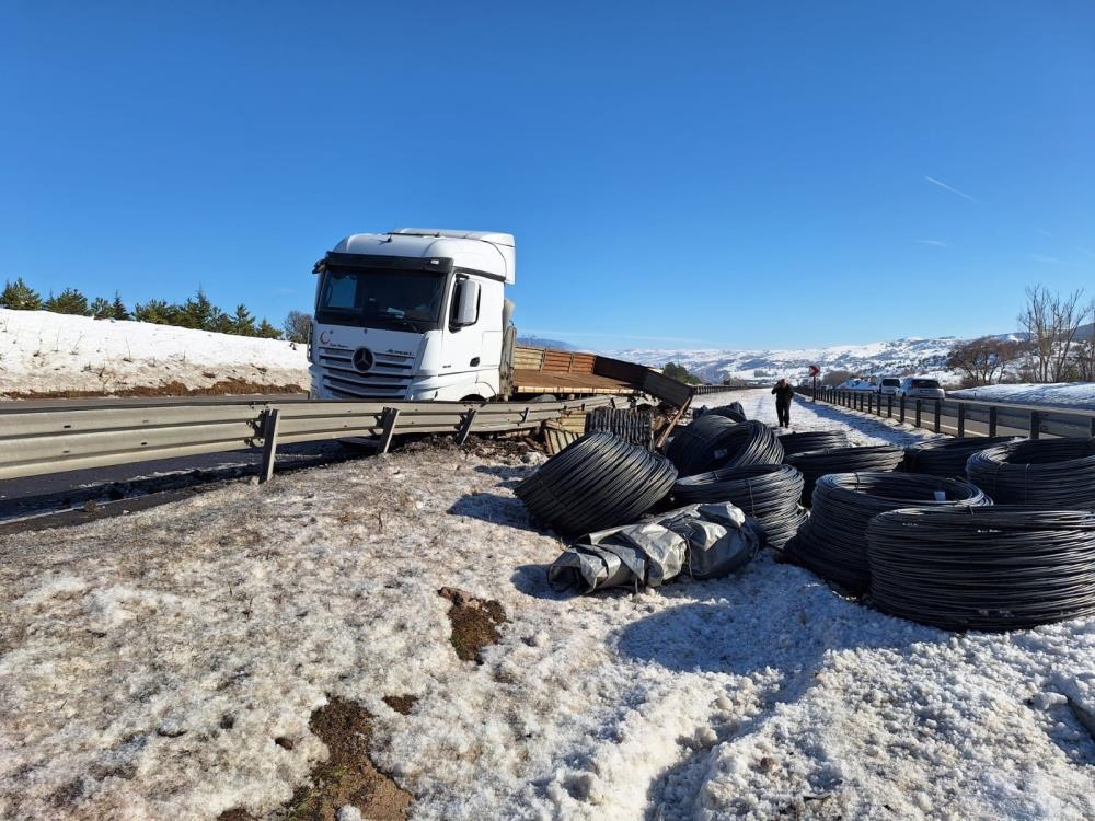 Uyuduğu iddia edilen tır şoförü, otoyolda bariyerlere çarptı 2