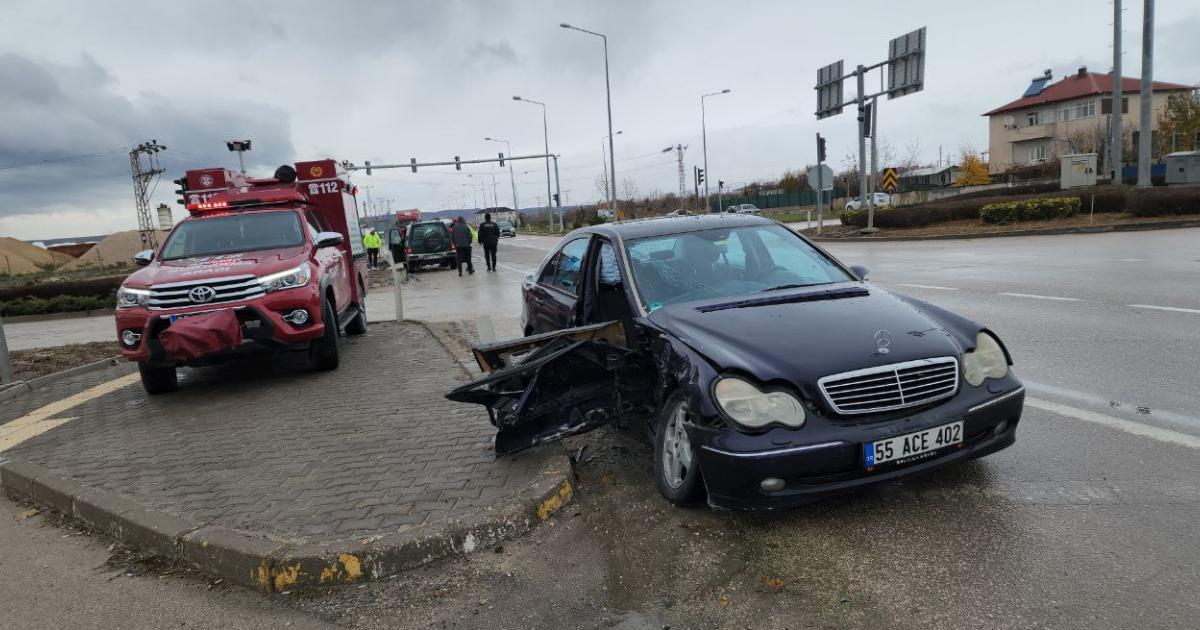 amasya suluovada trafik kazasi 4 kisi yaralandi isQqd39F.jpg