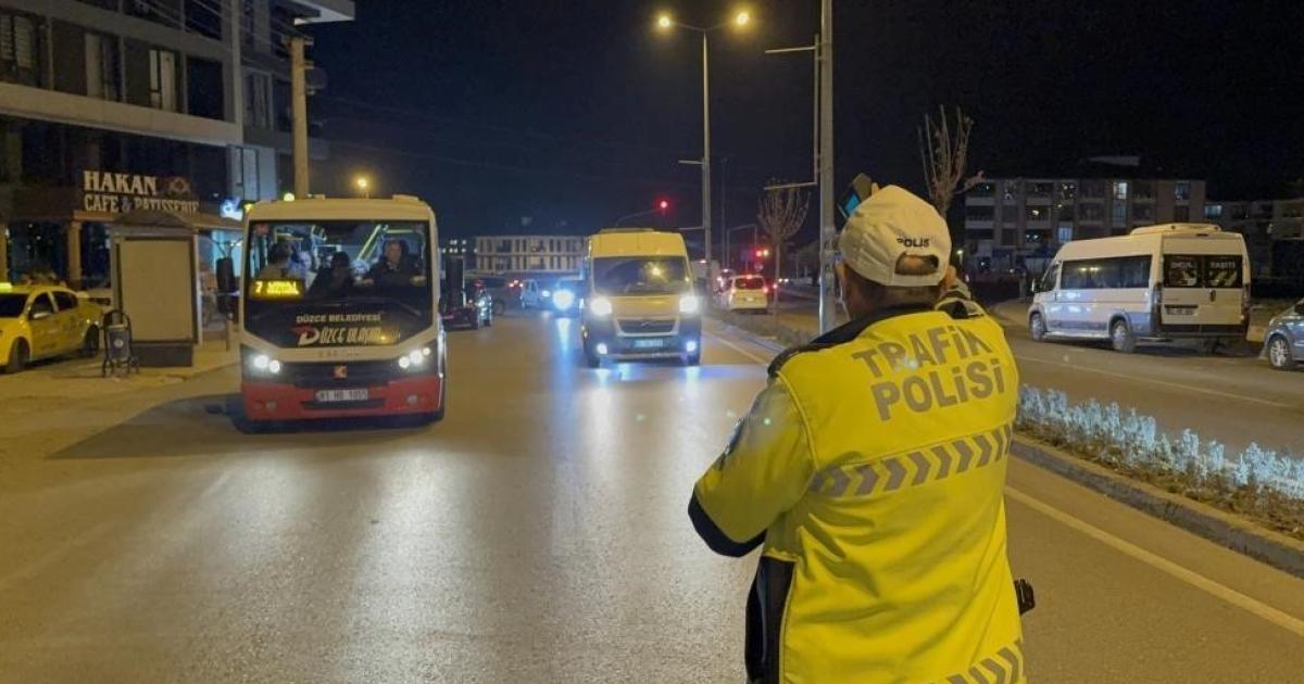 duzcede trafik denetimleri siki tutuluyor binlerce kisiye ceza kesildi IXxmLwHP.jpg