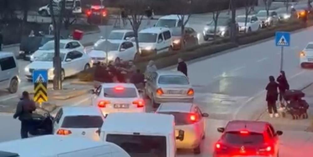 Akşam trafiğinde yumruklar havada uçuştu 2