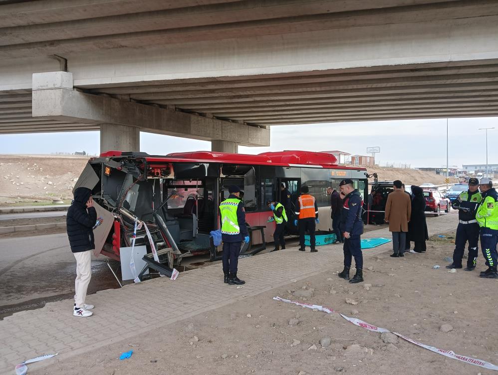 Ankara'da belediye otobüsü tırla çarpıştı