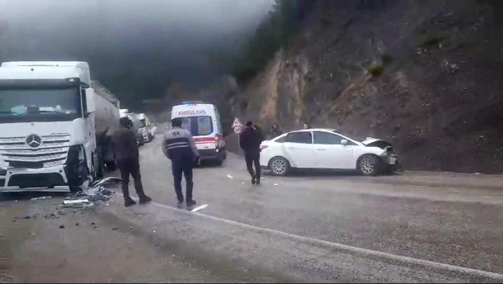 BOLU'DA TIR İLE OTOMOBİL ÇARPIŞTI: 1'İ AĞIR 4 YARALI