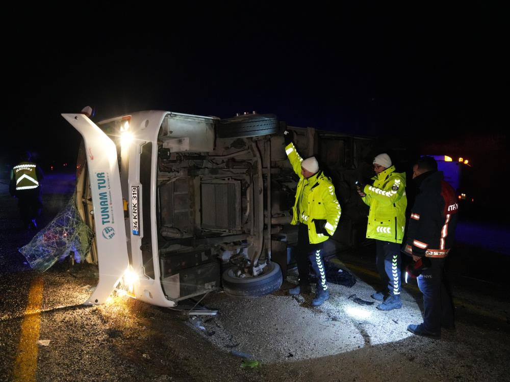 Cenaze için İstanbul'dan Sinop'a giden vatandaşları taşıyan midibüs devrildi 1